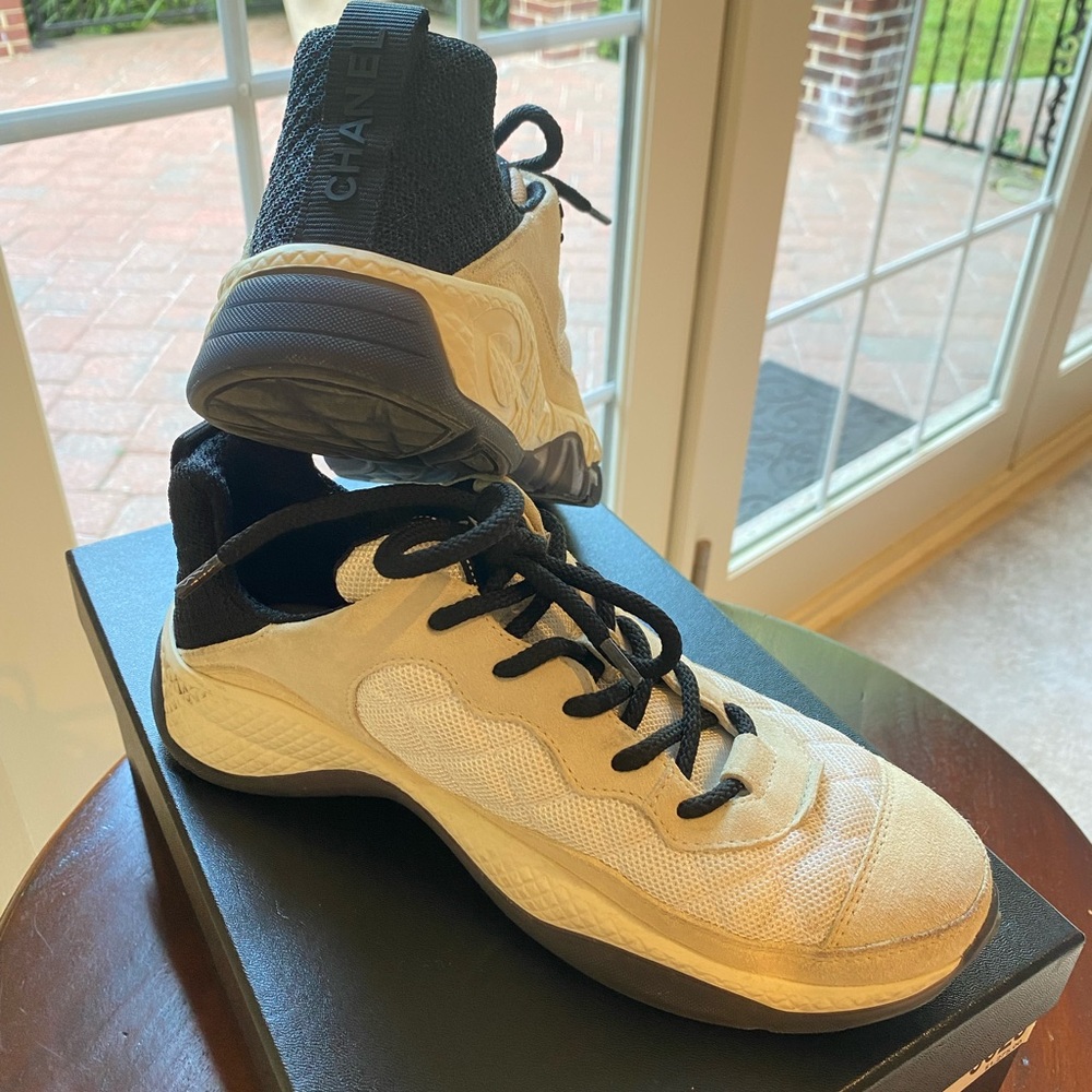 2022 Chanel interlocking CC logo sneakers - Picture 2 of 9